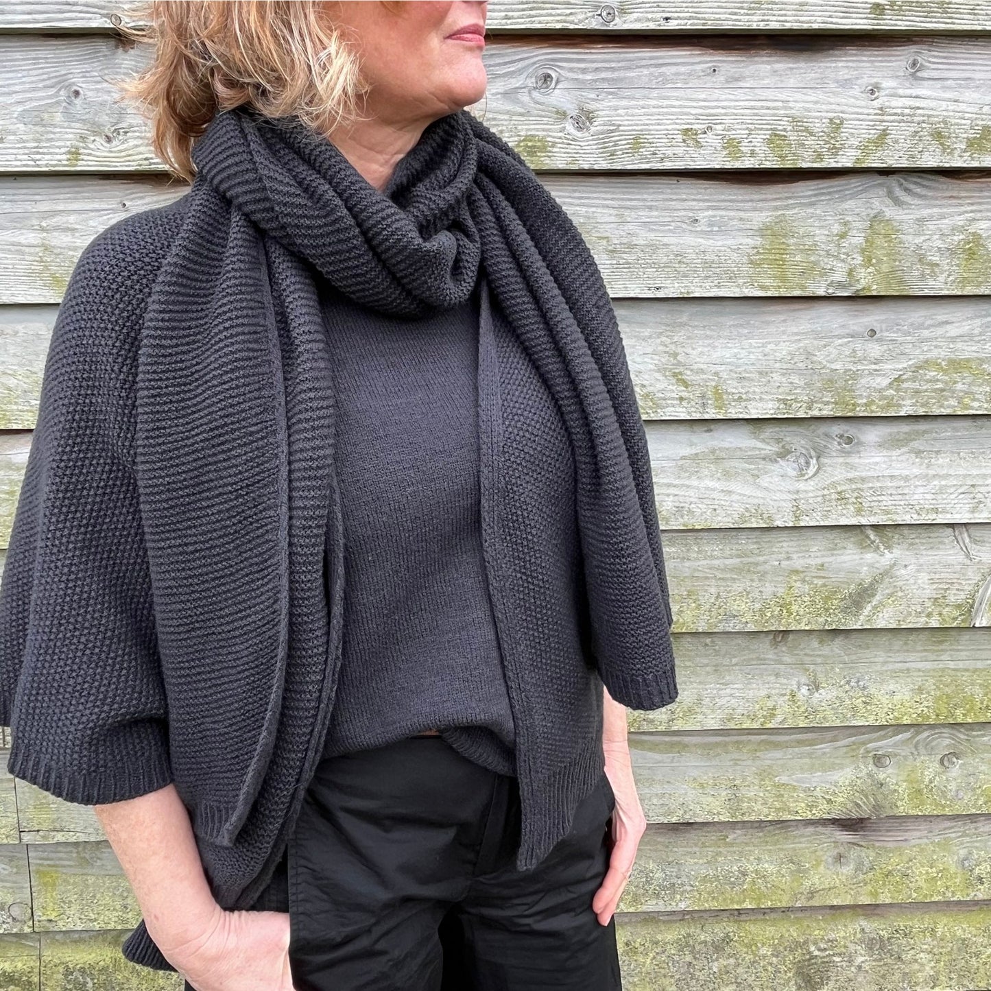 Adrienne sjaal almost black.