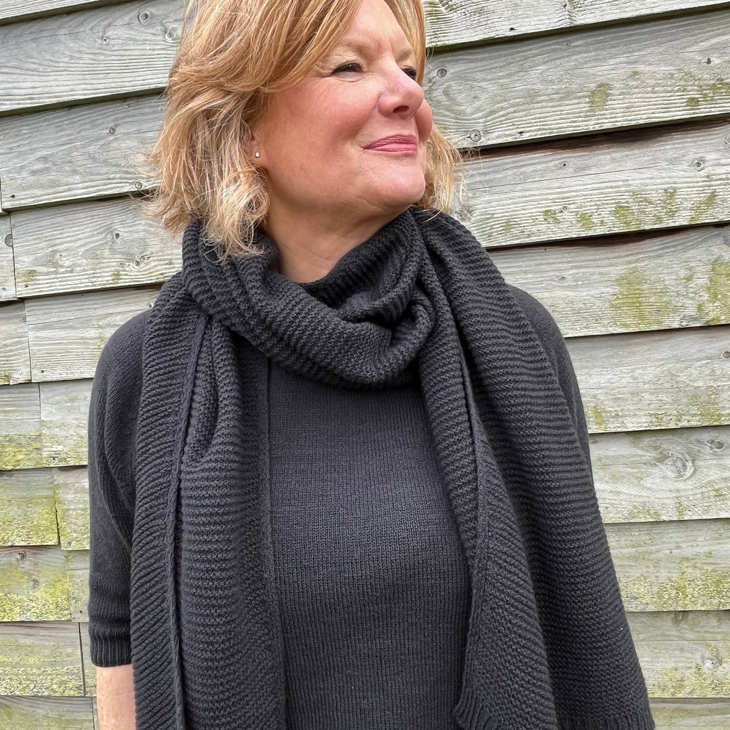 Adrienne sjaal almost black.