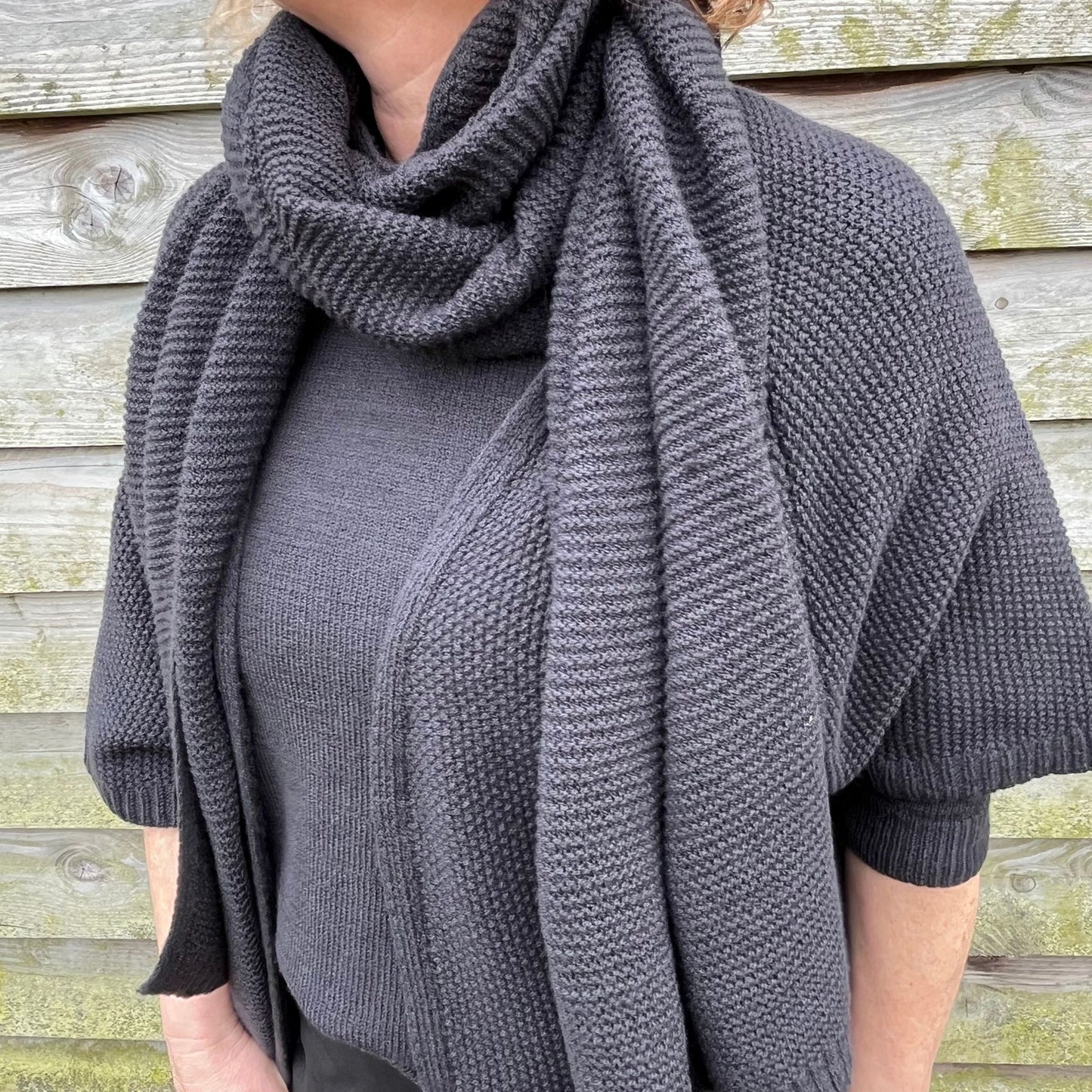 Adrienne sjaal almost black.