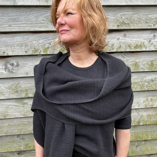 Adrienne sjaal almost black.