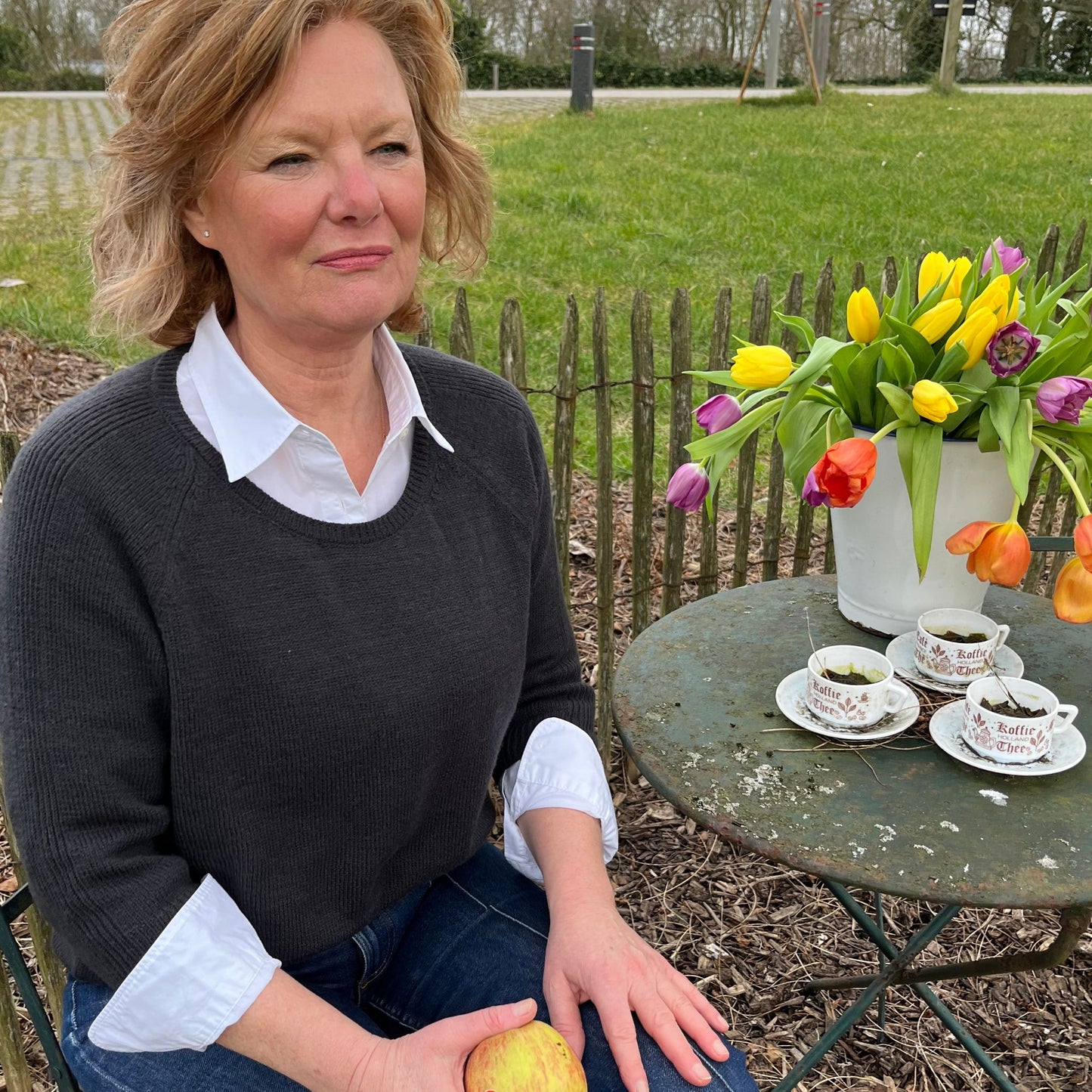 Camilla trui almost black.